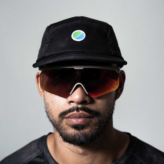 Black tie-dye running cap with logo, featuring lightweight, moisture-wicking polyester, adjustable strap, and reflective details.