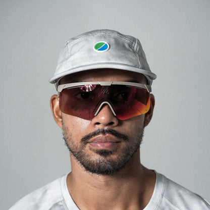 Grey tie-dye running cap with side ventilation and 3M reflective details.